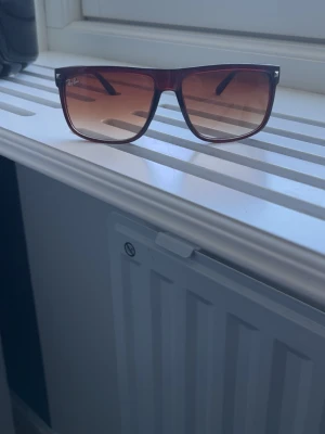 Identiska Ray-Ban bruna solglasögon - Snygga solglasögon med brun transparent båge och rektangulära glas. Glasen har en tonad brun färg som ger en cool vibe. Perfekta för soliga dagar och ger en klassisk look till din outfit.