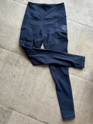 Marinblå MD ridtights S - Marinblå ridtights från Maya Delorez. Knäskodda, knappt använda i storlek S. 