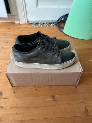 Lanvin Cap Toe - Säljer nu dessa Lanvins perfekta för den som inte vill vara för rädd om dem. Lite slitna i hälen, revor på cap toen men bortsett från det riktigt fina skor. Passa på att köpa Lanvins till sommaren för ett sjukt pris!