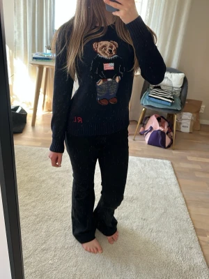 Mörkblå stickad tröja Polo Bear - Säljer en mörkblå stickad tröja från ralph lauren med polo björnen på. den är nog storlek L men jag hade sagt att den passar S/M istället. jag är 161 cm och den passar bra på mig.