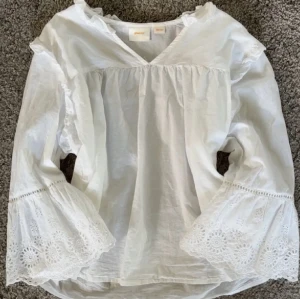 Söt vit sommar blus - Använts en gång på en skolavslutning💞