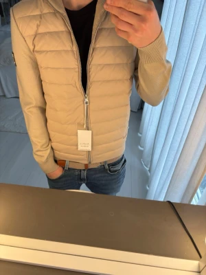 Bvaldi cardigan - Helt ny Bvadli cardigan i storlek XS med silvrig dragkedja och innerfickor, passar någon som är 175 cm helt perfekt. Aldrig använd därav finns prislapp kvar. Priset kan diskuteras vid snabb affär. Nypris 2299kr.    Mitt pris: 1599