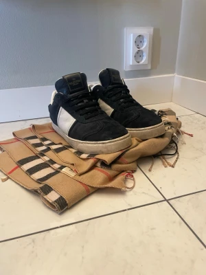 Marin blå Valentino Flycrews  - Valentino Flycrews | storlek 38,5 | skick 7/10 dom är använda men väldigt bra skick! Box oxh dustbag ingår ! Nypon 8000kr mitt pris : 2000kr ! Tar byten om du bor i sthlm ! Kontakta mig vid frågor!