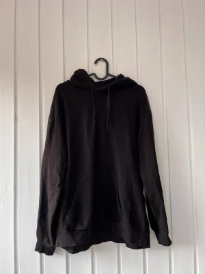 Svart Hoodie  - Säljer nu denna basic svarta hoodien från Cubus. Har använts fåtal gånger. Är i storlek S/M. :).       