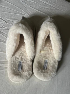 Vita tofflor - Vita fluffiga tofflor, knappt använda