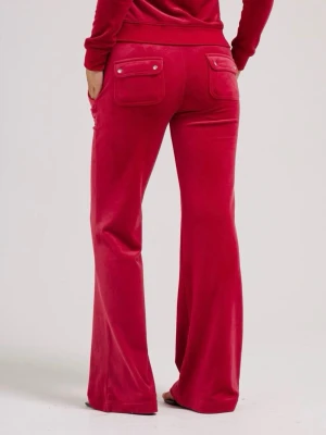 Röd velour loungewear-set - Mysigt loungewear-set i röd velour med zip-hoodie och matchande byxor. Byxorna har utsvängda ben, fickor fram och bak med lock och tryckknappar. Jackan har dragkedja och ribbade muddar. Perfekt för chill dagar hemma.