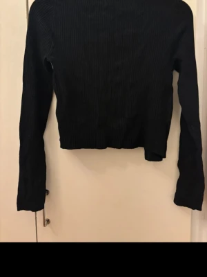 Svart ribbad tröja från Vero Moda - En svart tröja i storlek xs, svart med knappar.