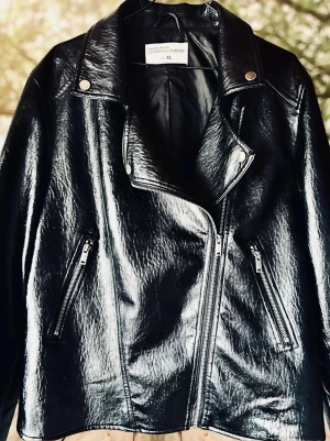 Snygg bikerjacka från MyWear! - Snygg bikerjacka med fickor fram, dragkedja och klassiska detaljer i storlek XL (44-46) från MyWear. Ofodrad men i robust material så perfekt mellansäsongsjacka. I skick som ny.