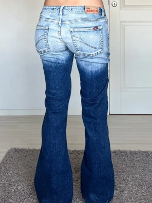 Jeans - Midjemått:40cm rakt över, innerbenslängd: 80cm 💗