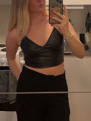 Svart festtopp - Mycket fin i skicket! Tyvärr inte kommit mig till användning och säljer därför. 