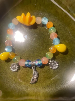 Sgt peppers lonley heart clubs band handgjort armband the Beatles - Handgjort av mig inspirerad av The Beatles album sgt peppers lonely hearts club band. Stretchig armband 16 cm 