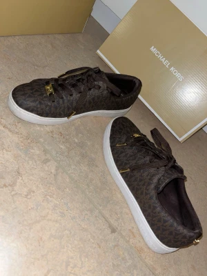 Michael Kors skor - Stiliga skor från Michael kors, köpt för drygt ett år sen och inte använd så mycket. Därför säljer jag vidare dom. Denna modell är ofta mindre i storleken, jag har egentligen strl 38 men köpte dom i 37 och det passade perfekt💕