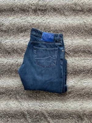 Jacob cohën jeans  - Hej! Säljer nu dessa väldigt snygga och eftertraktade Jacob Cohen jeans! Jeansen är i modell 622 som motsvarar den mest populära slim fit passformen. Storlek 35 passar 34 Nypris: 6000 kr Säljs för: 799 kr 