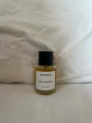 ESSNCE Dirty Dancing parfym - Fräsch och söt parfym från Essence – Dirty Dancing. En feminin doft med fruktiga och blommiga toner som känns både lekfull och elegant. Perfekt för både vardag och fest. Parfymen är knappt använd och säljs då jag har många andra parfymer 