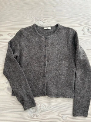 Kofta från GinaTricot🤎🤎🖤 - Säljer en superfin kofta från Gina då jag inte använder den längre🤎🖤🤎 Storlek M. Väldigt sparsamt använd.