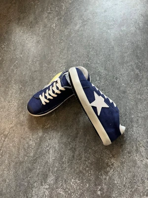 Blå Golden Goose sneakers - Hallå! Säljer dessa mörkblå Golden Goose. Storlek 42 och väldigt bra skick. Orginal dustbag och box medföljer. Tar emot bud. Skriv vid frågor!