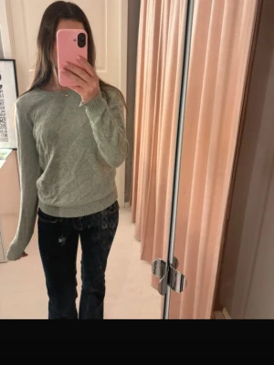 stickad tröja  - Mysig stickad tröja i en fin grön färg. Använd endast ett par få gånger💘💘