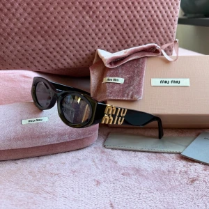 Solglasögon  - Helt nya MM solglasögon , kommer med tillbehören som syns på bild