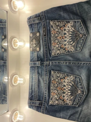 Blå jeansshorts från Miss Me - Säljer ett par blå jeansshorts från Miss Me med snygga broderade bakfickor. Säljer då dom var i fel storlek, köpte av en annan säljare på plick. Jättefina!! Storlek 30.