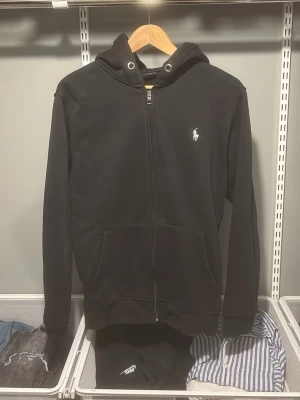Svart Ralph lauren zip-up - Tjenare, säljer nu min svarta ralphlauren då den inte kommer så mycket till användning. Snören medföljer | Storlek: L | Färg: ⬛️| pris 1099 | Skick: väldigt bra | priset är ej hugget i stenen | Hör av er vid minsta fundering, tack på förhand! 