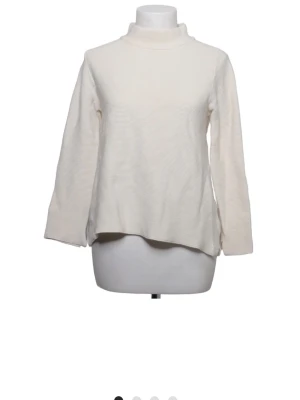 Vit ribbad polotröja från Fiore - Vit stcikad halvpolo tröja från Fiore i storlek s med trekvarts ärmar. Inga fleckar eller lösa tråda och inte håller några täcken på användning.
