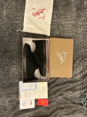 Svarta loubs  - Tjenaritz, jag säljer dessa svarta loubs. Identiska till originalet, papper, box o sånt medföljer. Stl 42, om du vill ha ett par riktigt feta skor till sommaren så är dessa rätt val för dig. Hör av dig vid frågor, samt kan vi förhandla pris. Dem är använda endast en gång, och därför har dem nå små repor på undersidan, men inget större som man lägger märke till i vardagen direkt. 