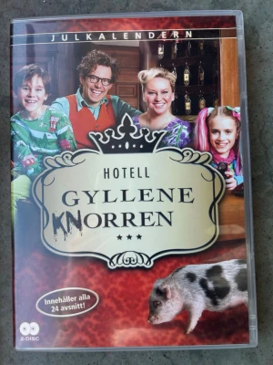 Hotell gyllene knorren julkalender dvd - Hotell Gyllene Knorren - Julkalendern på DVD. Innehåller alla 24 avsnitt fördelade på två skivor. Skiva 1 innehåller avsnitt 1-14. Skiva 2 innehåller avsnitt 15-24 samt extramaterial.  Finns på språk: Svenska   OBS!! skivorna är begagnade så det kan förekomma repor/hairlines på skivorna, men då jag kollar igenom alla filmer jag säljer garanterar jag att alla funkar felfritt om inget annat står! :)