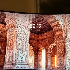 Böjd datorskärm med HDMI-portar 165hz, 1440p - Säljer en böjd datorskärm med tunn ram och HDMI-portar. Skärmen har en elegant svart design och passar perfekt för gaming eller arbete. Bilden är skarp och färgerna återges snyggt. Enkel att koppla in med flera anslutningsmöjligheter. 165hz och 1440p