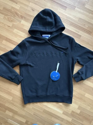 Jacob cohën hoodie  - Säljer denna feta hoodie då den är lite för liten. Hoodien har inga defekter och är i riktigt bra skick. Tag finns kvar. Storlek S passar 175. Hör av er vid minsta lilla😁 nypris 408€