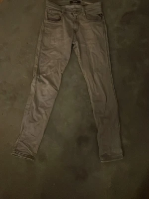 Gråa slim fit jeans från replay - Säljer nu ett par replay anbass jeans i storlek 29 waist och 32 i length, väldigt bra skick och inte använda särskilt mycket.