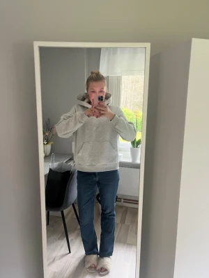 Blåa jeans från Gina! - Superfina jeans, med lite slitningar mellan benen men annars i bra skick! säljer pga förstora!