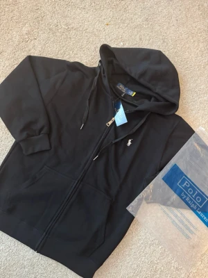 Ralph Lauren Zip Hoodie - Ny & Oanvänd  - En Fin, helt ny, oanvänd och känd Ralph Lauren Hoodie ✅  Den är väldigt skön och är storlek M ✨   Skickas samma dag som köp! 📦   Påsen kommer med på köpet! 🤩 Kan gå ner i pris lite grann 🌟 