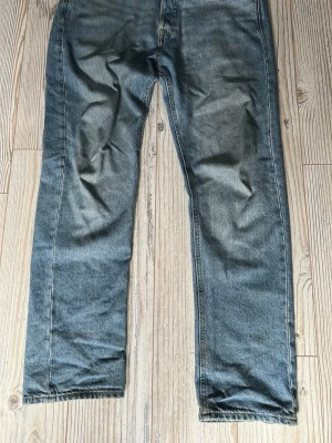 Jack and Jones jeans  - Jack and Jones relaxed cris jeans storlek 30/30.       Tecken på användning finns men inget märke eller hål eller så bara lite slitage på nått ställe.