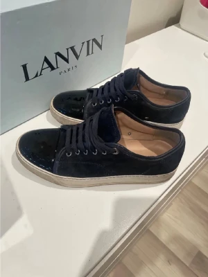 Mörkblå sneakers från Lanvin - Snygga mörkblå sneakers från Lanvin skriv för mer bilder eller frågor 