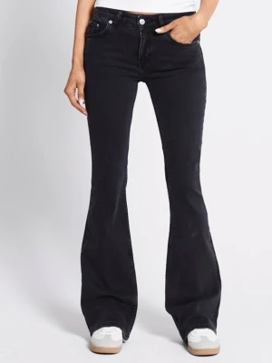 Svarta bootcut/flare jeans med utsvängda ben - Snygga svarta bootcut/flare jeans. De är lågmidjade och sitter bra på kroppen.