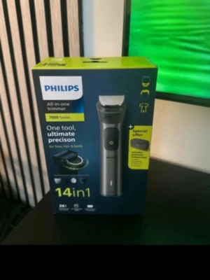 Philips 14-i-1 multitrimmer 7000-serien - Säljer en Philips All-in-one trimmer från 7000-serien, 14-i-1. Perfekt för ansikte, hår och kropp. Kommer i originalförpackning med flera tillbehör. Färgen är svart och silver, och materialet är plast och metall. Nypris 999kr 