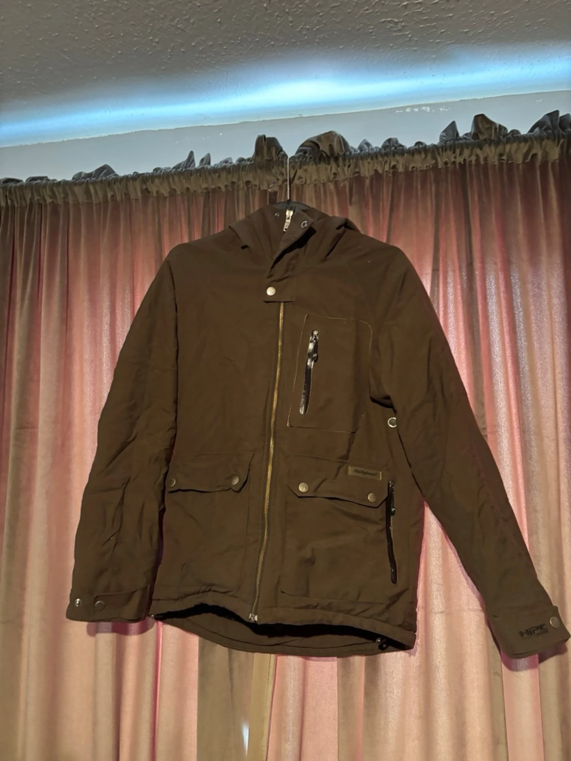 Brun vindjacka med huva från peak performance