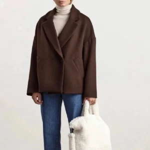 Brun oversized ullrock - Säljer en elegant kappa i ullblandning från Lindex. Köpt för några år sedan men endast använd vid 5–6 tillfällen, därefter har den tyvärr mest blivit hängande i garderoben. Kappan är i ullblandning med mycket gott skick och har en tidlös passform som fungerar lika fint till vardag som mer uppklätt. Storlek S, men sitter något oversize och passar även XS–M beroende på önskad look.  Bilder kan fås & pris kan diskuteras. 😊