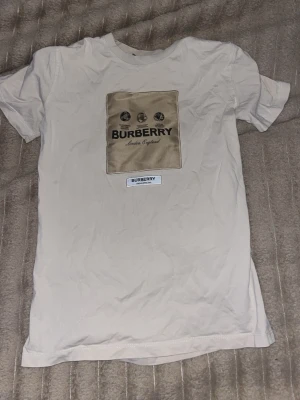 Burberry t-shirt - Storlek S passar bra. Skick 10/10 kan diskutera pris