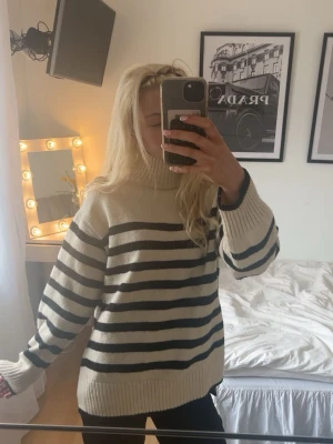 Trendig stickad tröja - Stickad tröja från HM, använd fåtal gånger