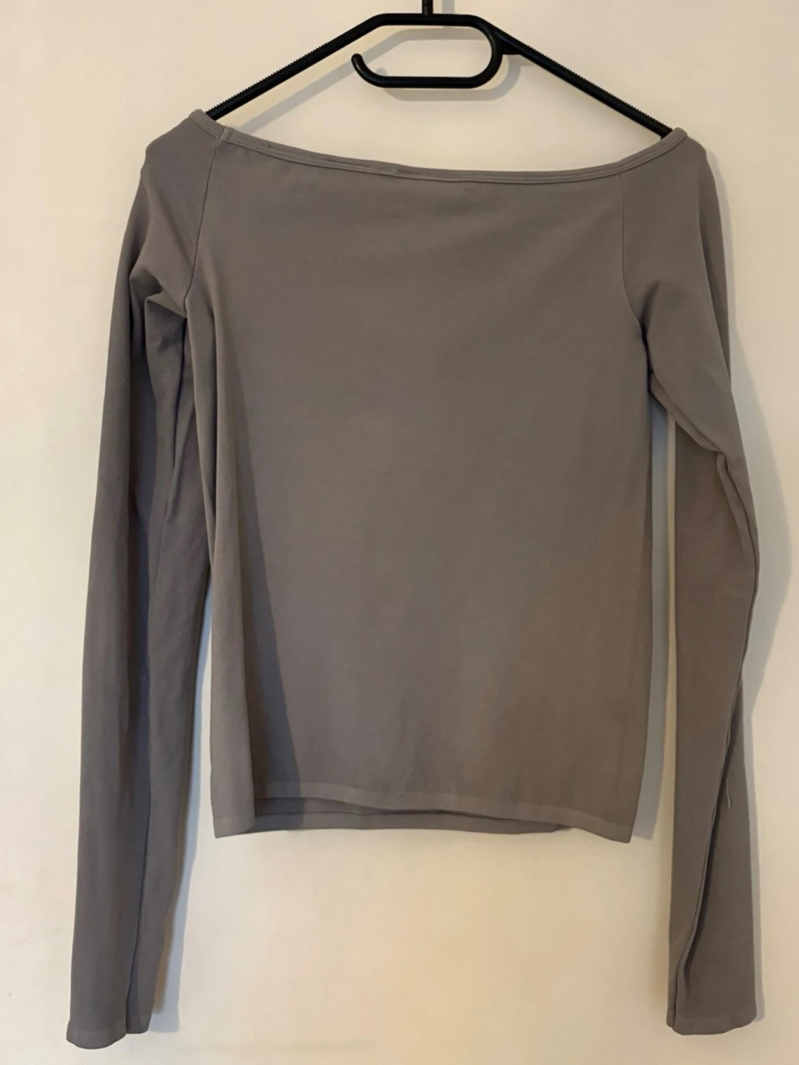 Grå offshoulder topp från Weekday  - 4