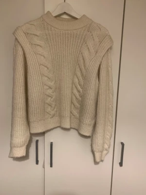 Gina Tricot tröja - Gammal stickad tröja från Gina Tricot. Den är använd endast fåtal gånger så den är fortfarande i mycket fint skick. 