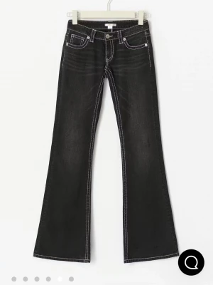 Svarta jeans  - Snygga svarta bootcut jeans med vita kontrastsömmar och låg midja.är 164 lång storlek 164.