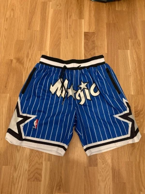 Just Don Orlando Magic shorts  - Blåa Orlando Magic shorts, från Just Don. Använda ett fåtal gånger, som nytt skick. Storlek medium. 