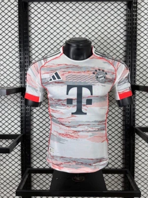 Bayern München matchtröja Adidas - Säljer en snygg Bayern München matchtröja från Adidas. Tröjan är vit med grå och röda mönster, har korta ärmar och klubbens logga på bröstet. Adidas-loggan och sponsortryck finns också på framsidan. Perfekt för fotbollsfans!