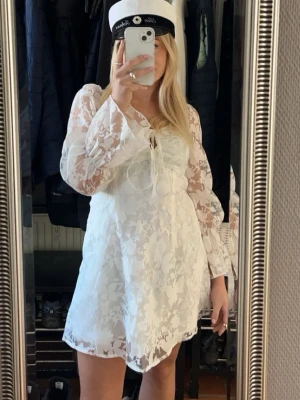 Vit klänning cider  - Säljer min fina studentklänning ifrån cider💛storlek Xs, skriv om du har några funderingar🙌🏻💓