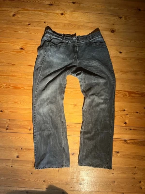 Vintage damjeans från steilmann - Snygga vintage jeans (dam) från steilmann i mörkblå/grå färg i baggy/bootcut. Mycket bra skick, inga defekter, bara lite slitet vid knappen (se sista bilden) skriv vid eventuella funderingar  😄 Mått: 44 cm midja 101 cm längd