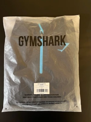 Gymshark onyx - Fick tag i en gymshark onyx hoodie från droppet så om du vill ha denna tröja så har du din chans nu för Gymshark har själva gått ut med att ”once its gone its gone” om du har några ytterligare frågor är detta bara att skicka. Pris kan diskuteras vid snabb affär.