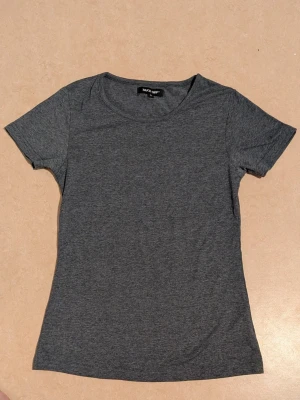 Grå tröja från Take Off - Väldigt bekväm, stretchig tröja. OANVÄND. Prislappen finns inte kvar på tröjan 