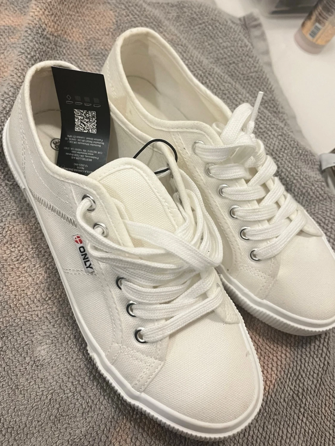 Vita låga sneakers från ONLY